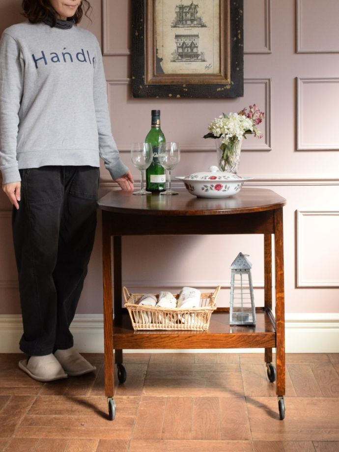 イギリスから届いたアンティークのワゴン、伸長式のおしゃれなテーブル