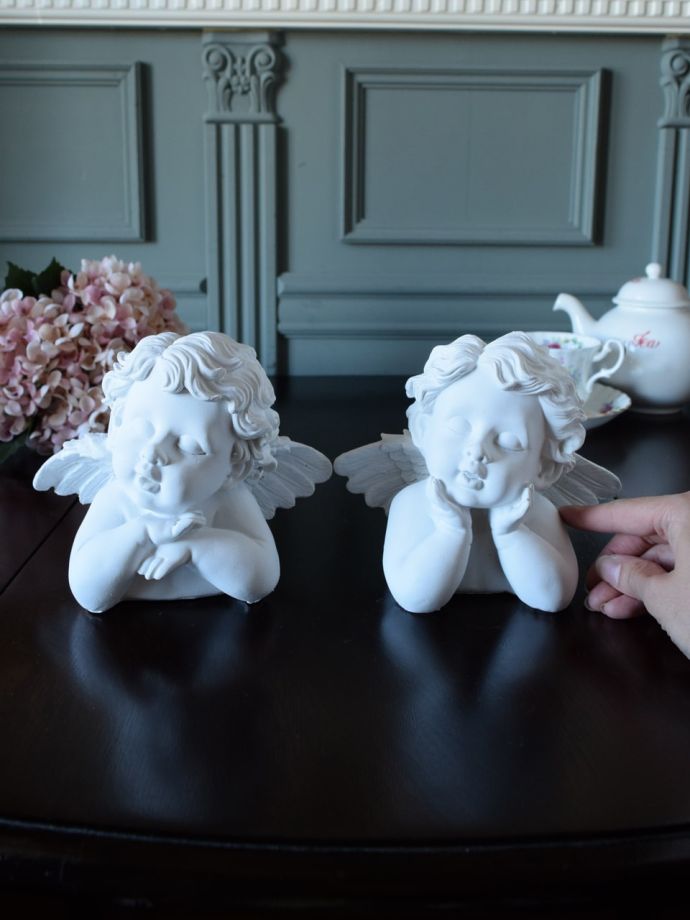 アンティーク風の可愛いディスプレイ雑貨、ほおづえをつきながらお喋り