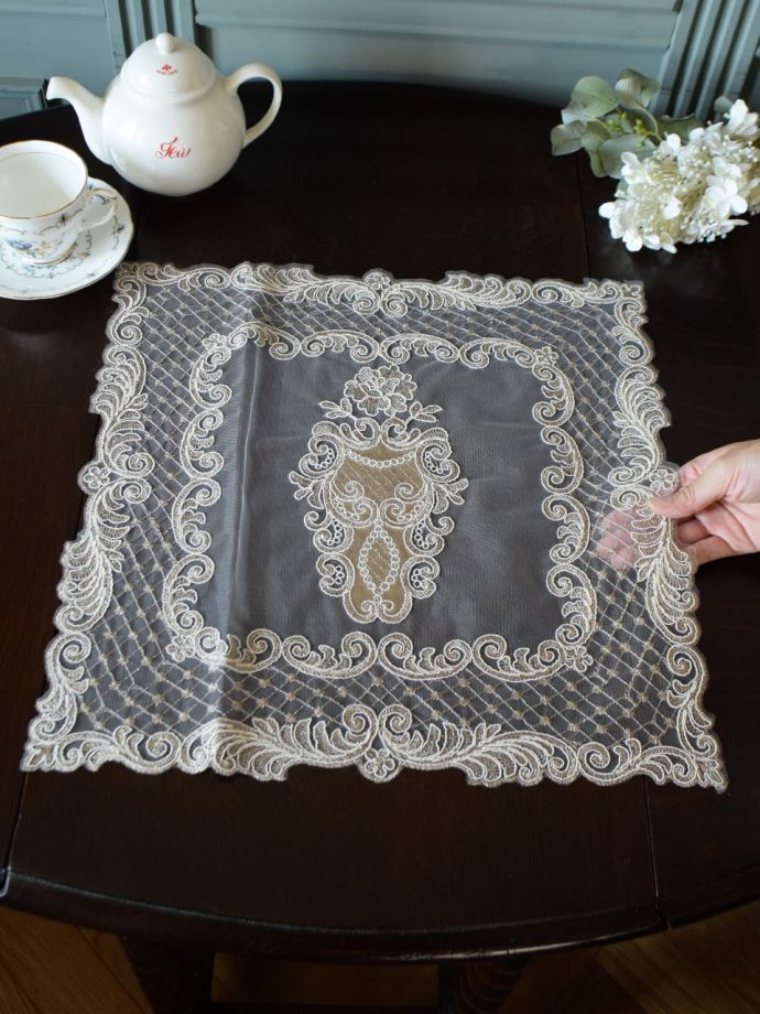 フレンチアンティーク調のドイリー、手刺繍風の華やかなテーブル