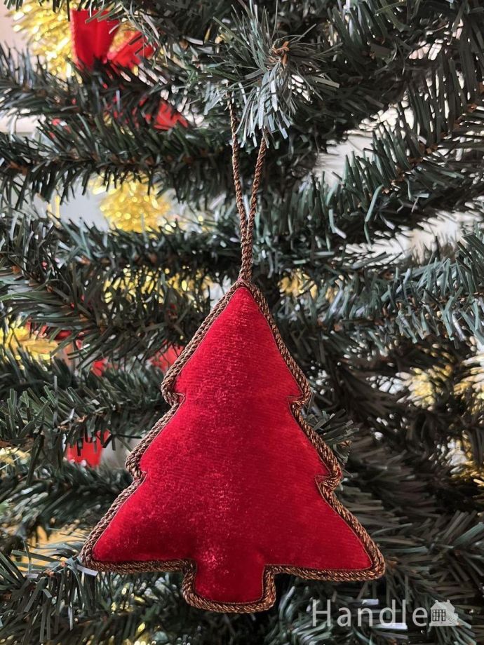 クリスマスツリーを華やかに彩ってくれる、真っ赤なツリーの形の