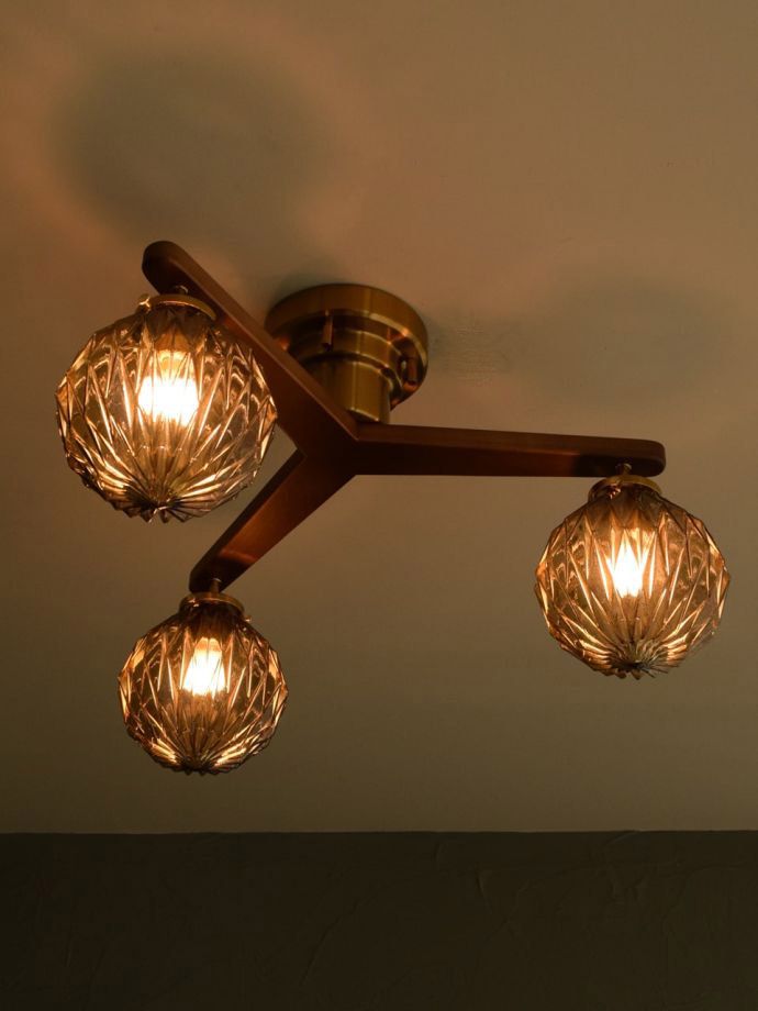 ビンテージ風のシーリングライト、アンバーガラスのシェードが