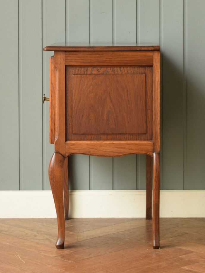 フランスから届いたアンティークのサイドキャビネット、コンパクト