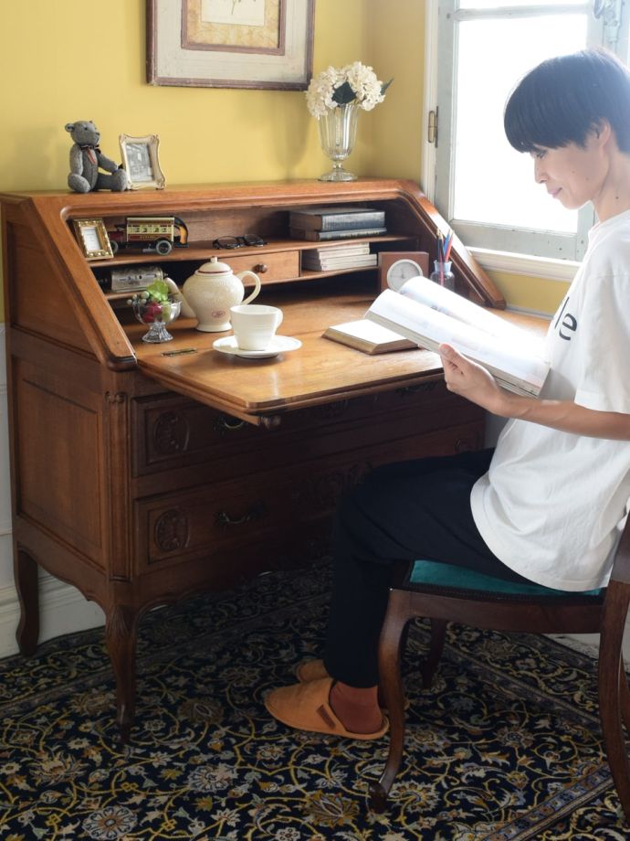 フランスのおしゃれなアンティーク収納付きデスク、美しい猫足の