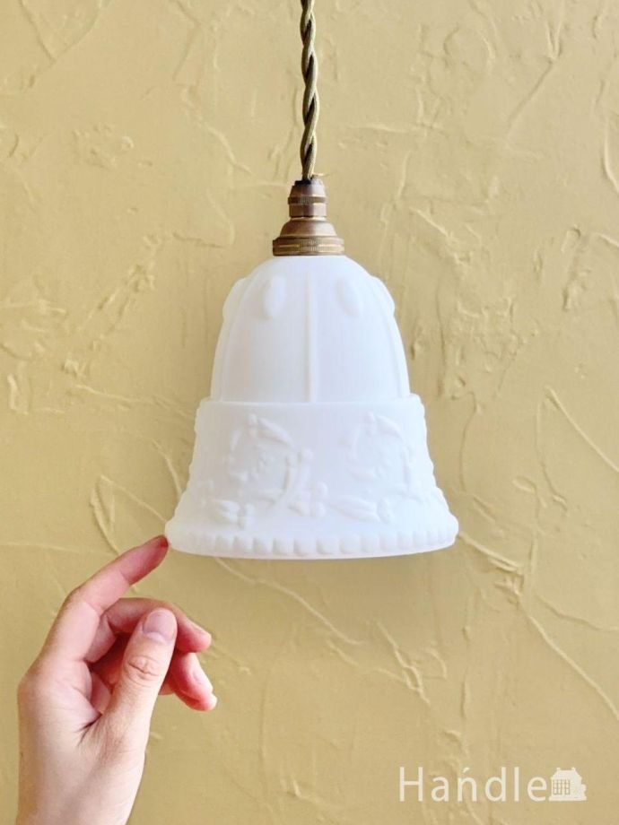 ミルク色のアンティークガラスの照明器具、リース模様の型押しが可愛い