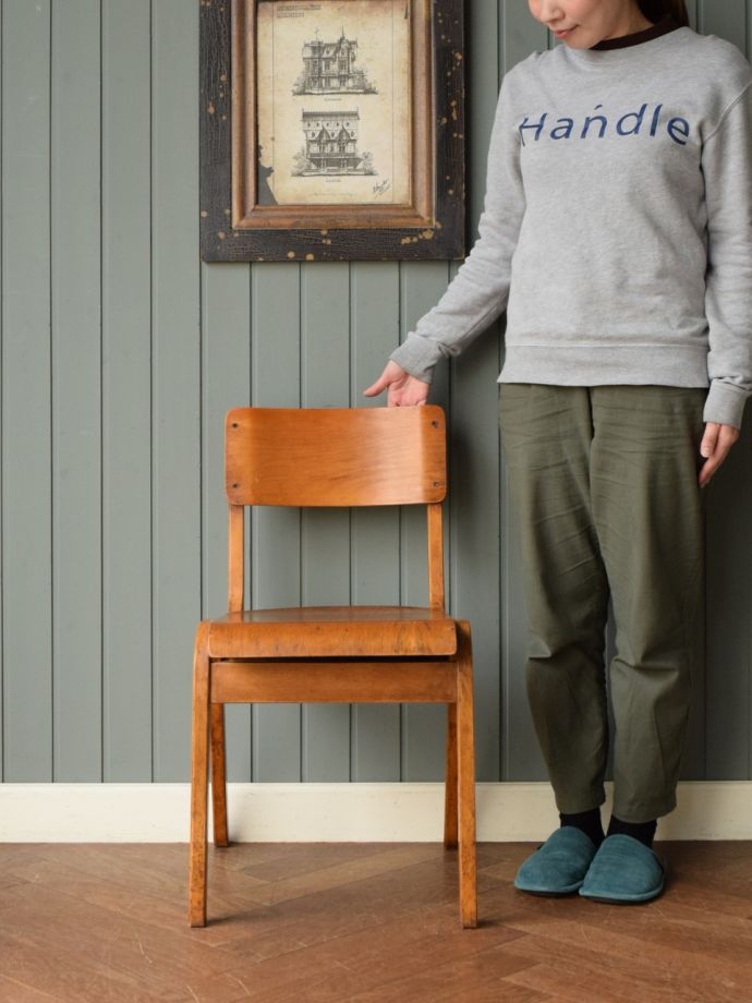 イギリスから届いた可愛いスタッキングチェア、積み重ねて収納できる