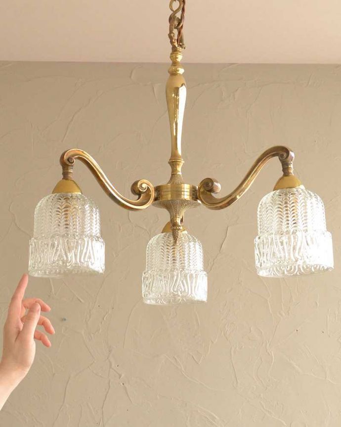 イギリスで見つけた真鍮×ガラスシェードのアンティークシャンデリア(3