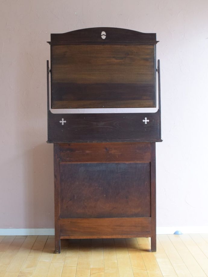 イギリスから届いたアンティークのドレッサー、大きな鏡が印象的な