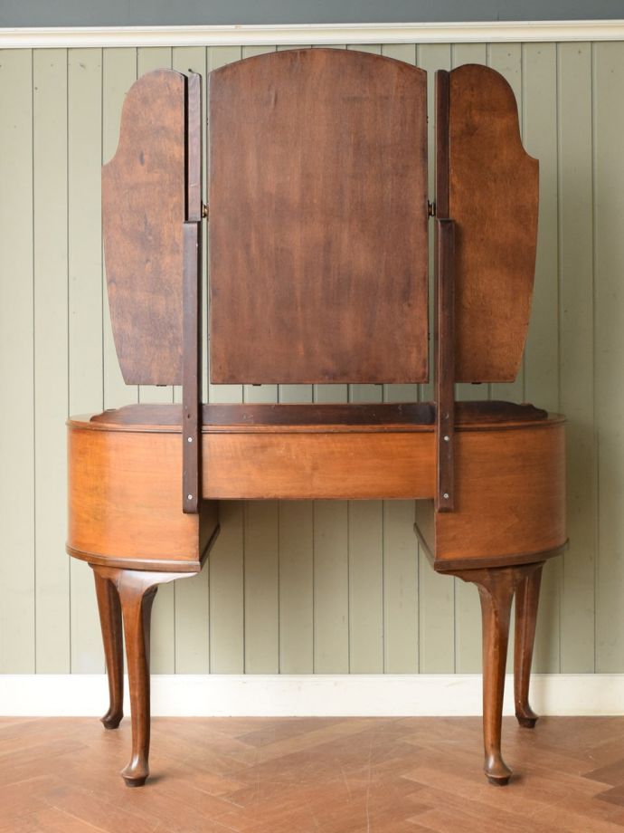 イギリスから届いたアンティークの家具、三面鏡のドレッシングテーブル