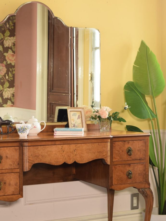 英国アンティークのおしゃれな三面鏡ドレッサー、ウォールナット材の