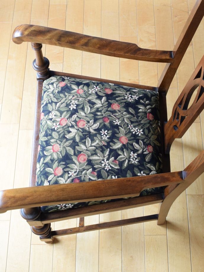 イギリスから届いたアンティークの椅子、クイーンアンのダイニング