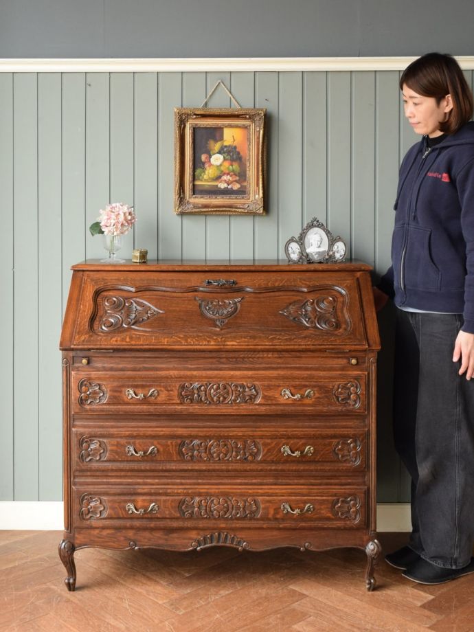 フランスで見つけた引き出し付き収納デスク、浮彫が美しいアンティーク