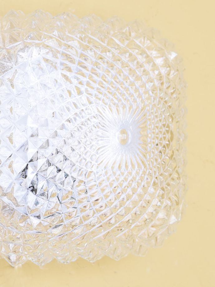 フランスから届いたアンティークの照明、スクエア型の型押しガラスの