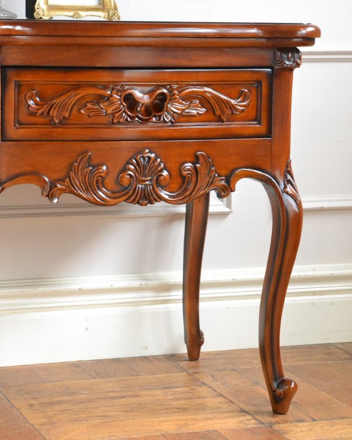 アンティーク調のサイドチェスト、猫脚の優雅なサイドテーブル(y-417-f