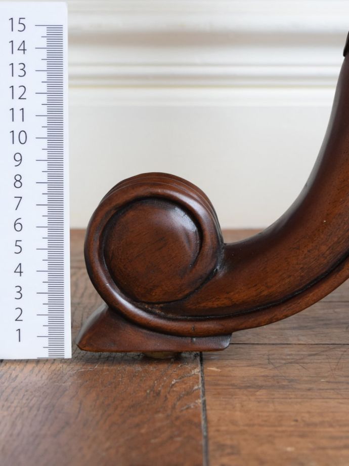 英国アンティーク調のサイドテーブル、天板の装飾がおしゃれなワイン