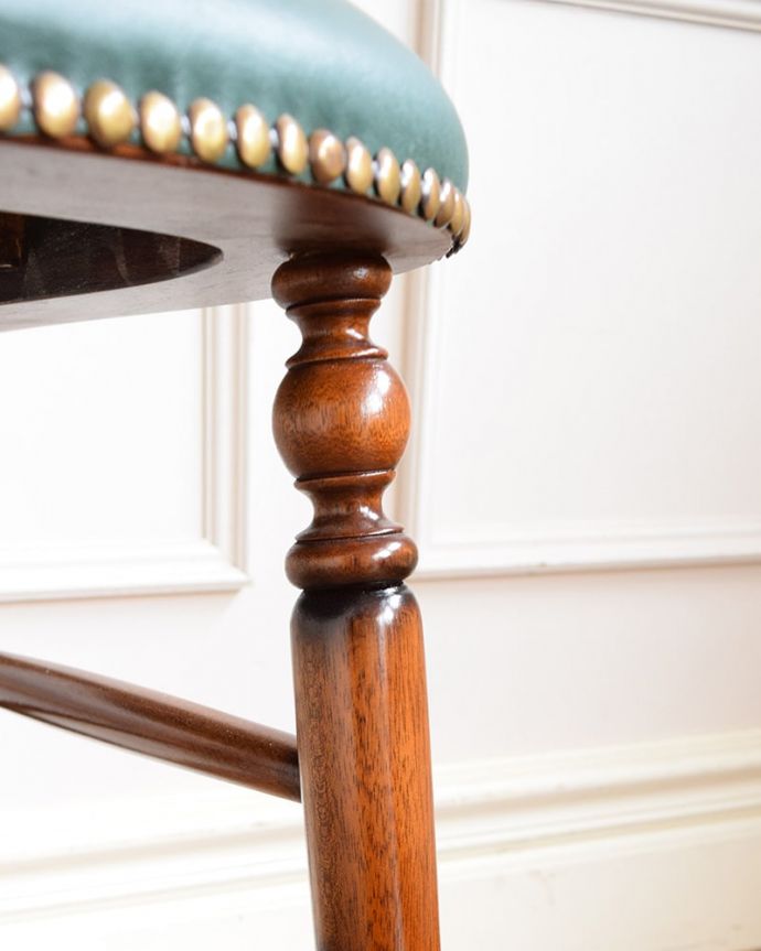 アンティーク調のバルーンバックチェア、英国アンティーク風マホガニー