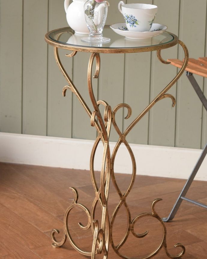 アイアンの曲線が美しい、アンティーク風のガラス天板のサイドテーブル