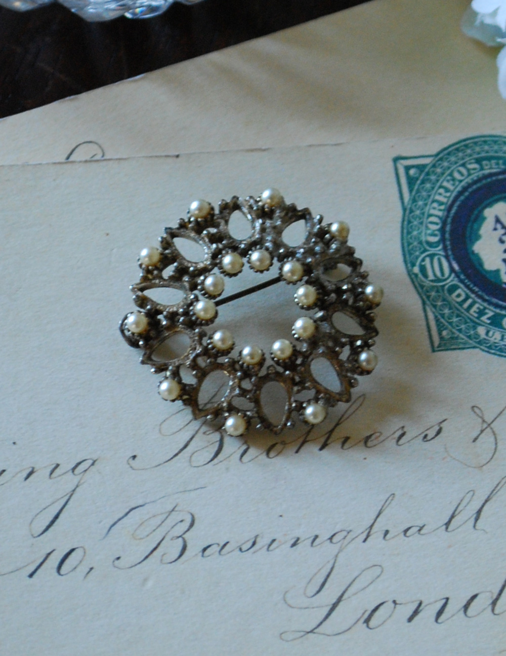 イギリスで見つけたアンティークアクセサリー、パールが輝くリース型の