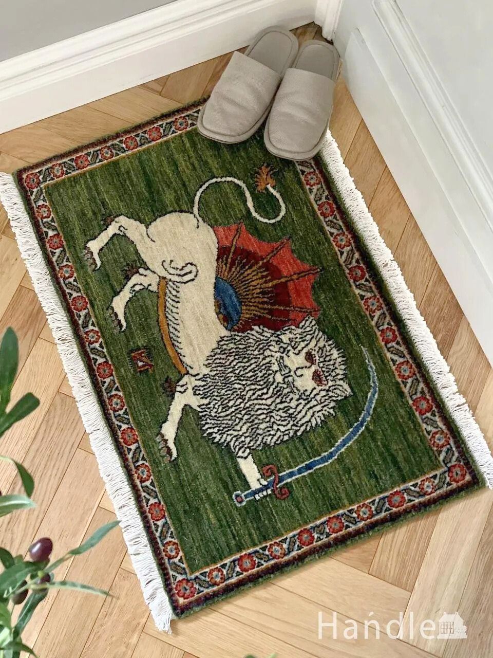 カラフルな色使いがおしゃれなギャッベ、市松模様が可愛いコンパクト