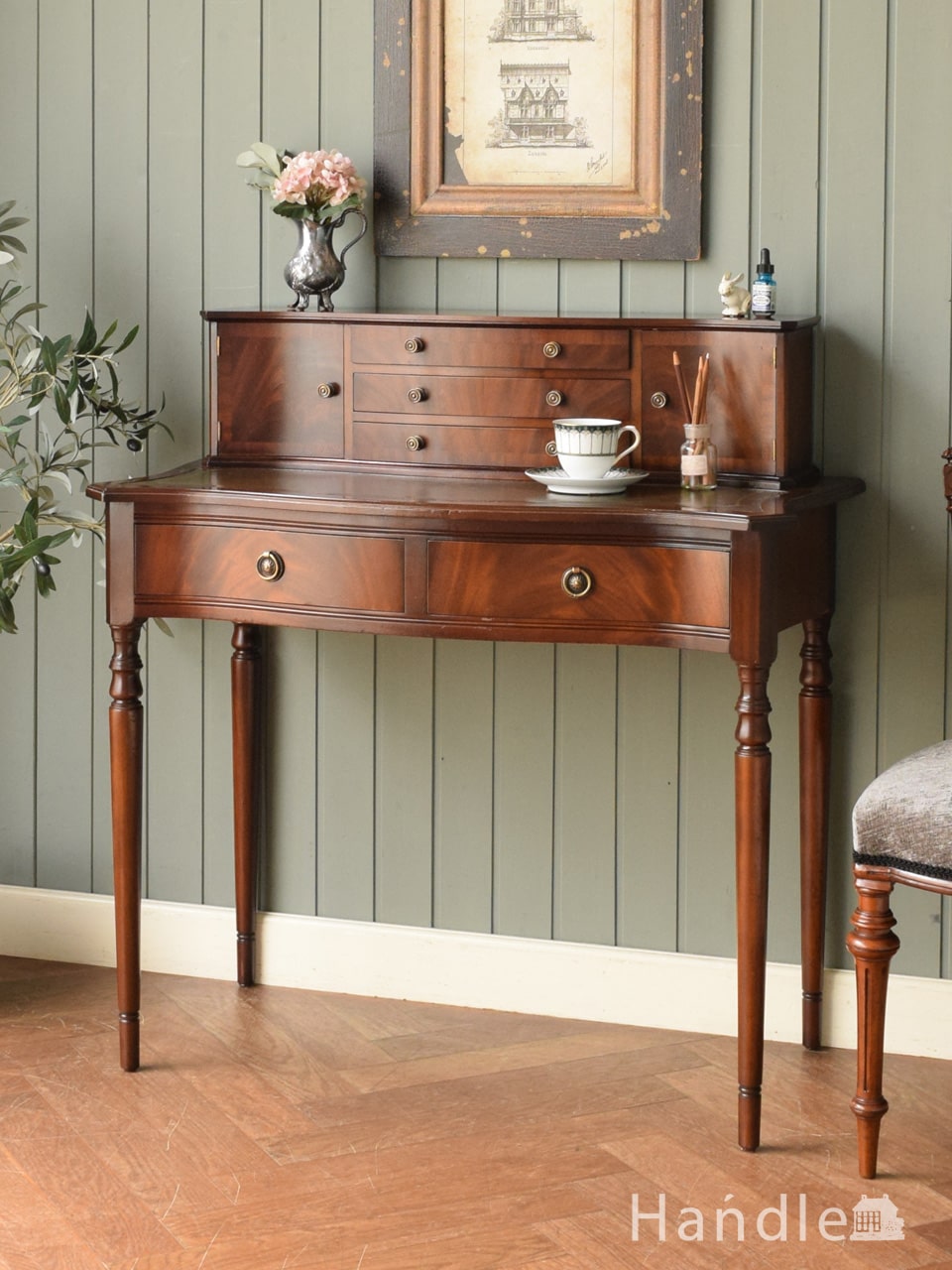 北欧スタイルのインテリア、スタイリッシュなヴィンテージデスク