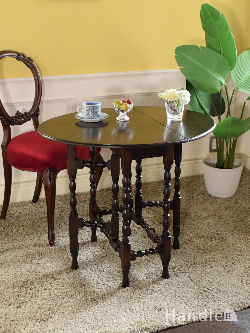 英国アンティークのオケージョナルテーブル、ウォールナットの木目が