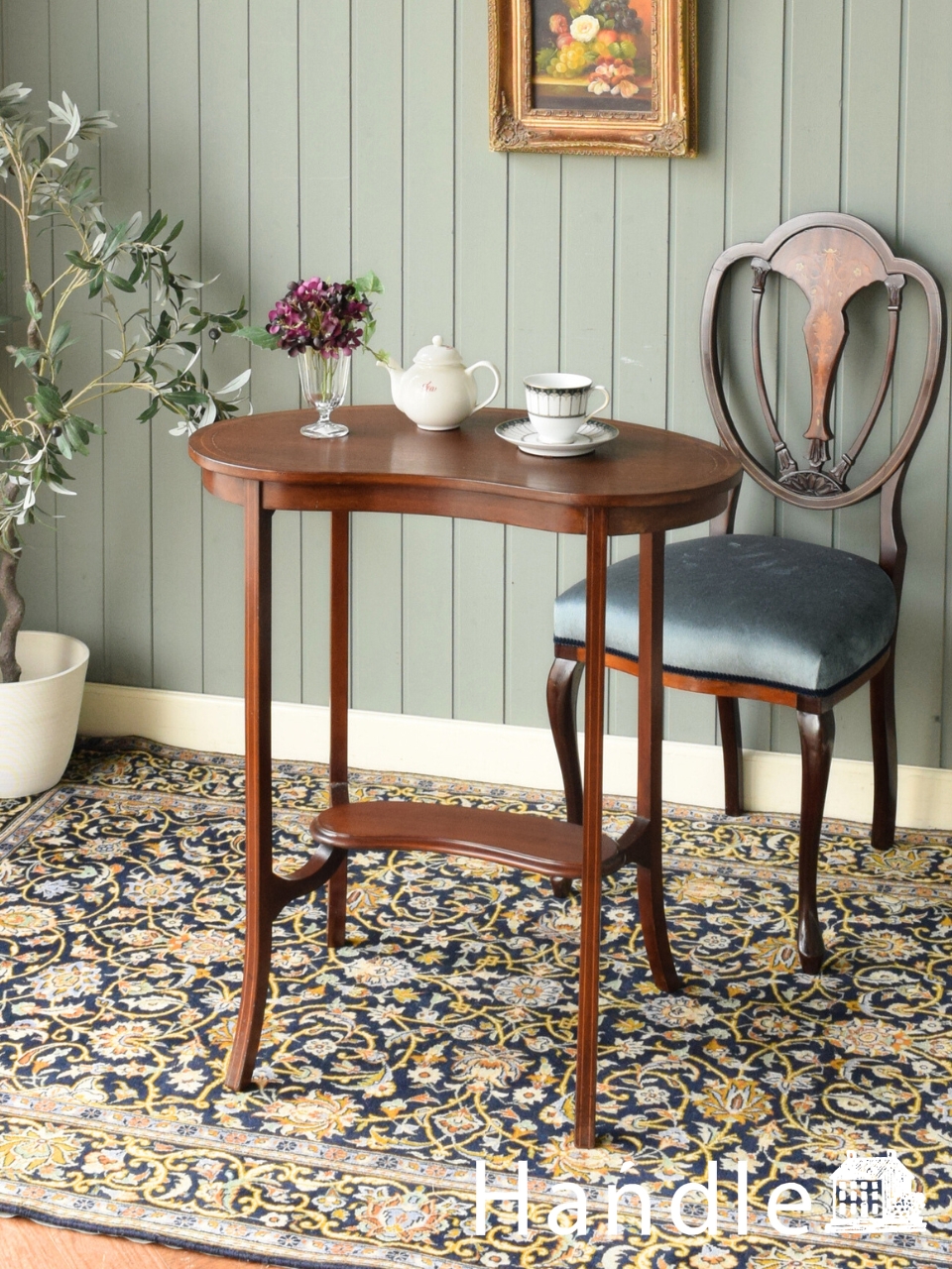 英国アンティークのオケージョナルテーブル、ウォールナットの木目が