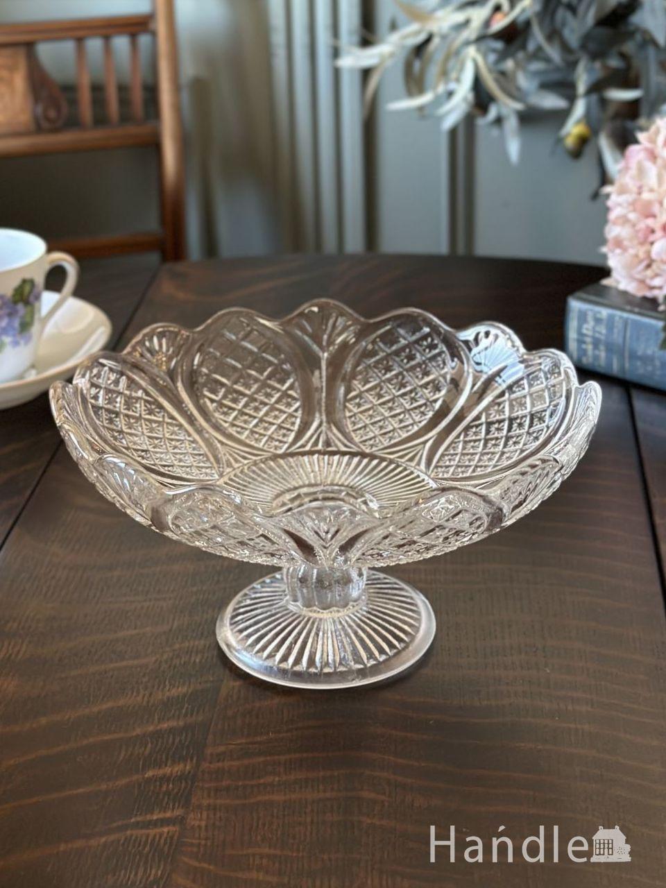 アンティークガラスの食器、めずらしい赤い色のプレスドグラスのケーキ