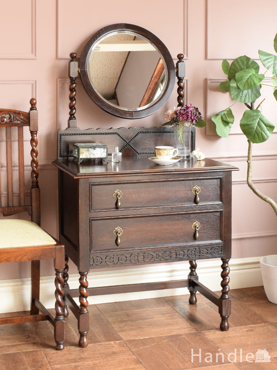 英国のアンティークドレッサー、オーバルの形の鏡、見鏡が美しい