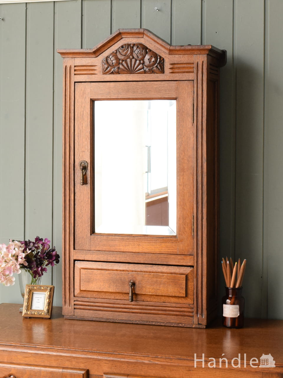 葡萄の彫まで付いた美しい英国アンティーク家具、フラップ扉のブック