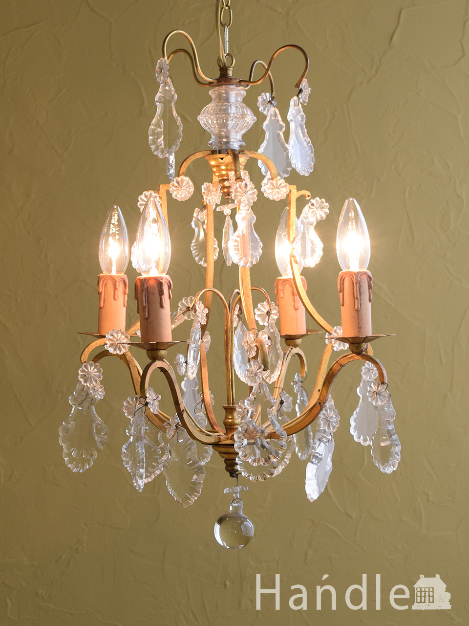 お花のモチーフが可愛い、お部屋を華やかに照らすフラワーシャンデリア