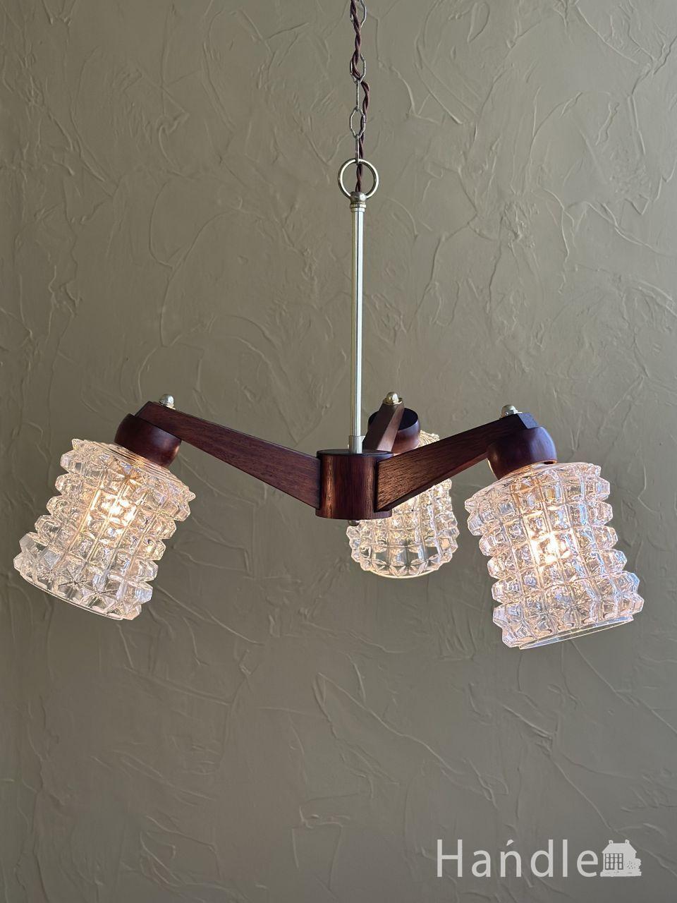 ガラスパーツがキラキラ輝くアンティーク シャンデリア(3灯)（E17