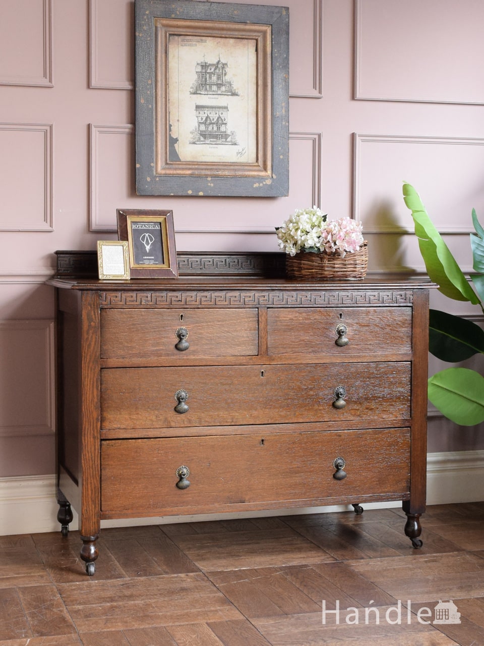 おしゃれな英国のチェスト、デザインが魅力のアンティーク家具(q-2025
