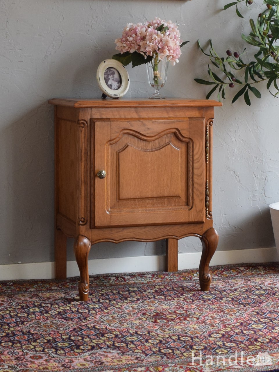 フランスで見つけた猫脚アンティーク家具、脚の長いナイトテーブル(j