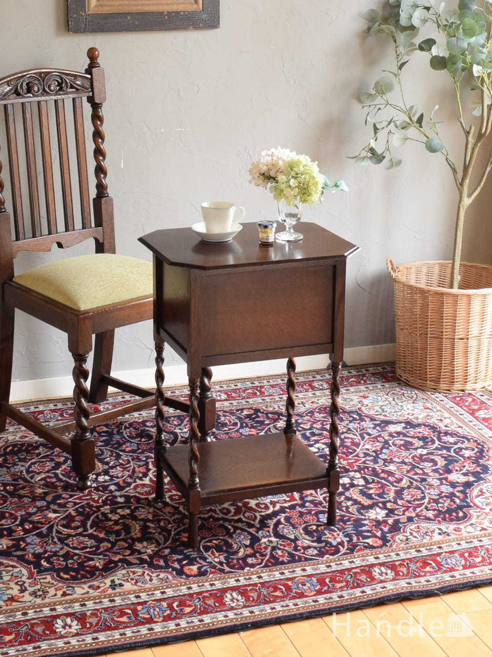 英国アンティークのオケージョナルテーブル、ウォールナットの木目が