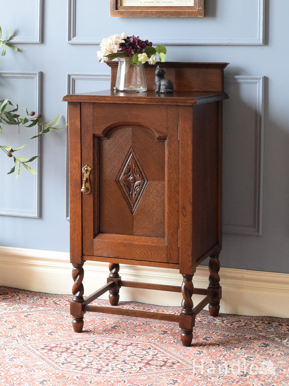 フランスの小さなアンティーク家具、優雅な猫脚が美しいナイトテーブル