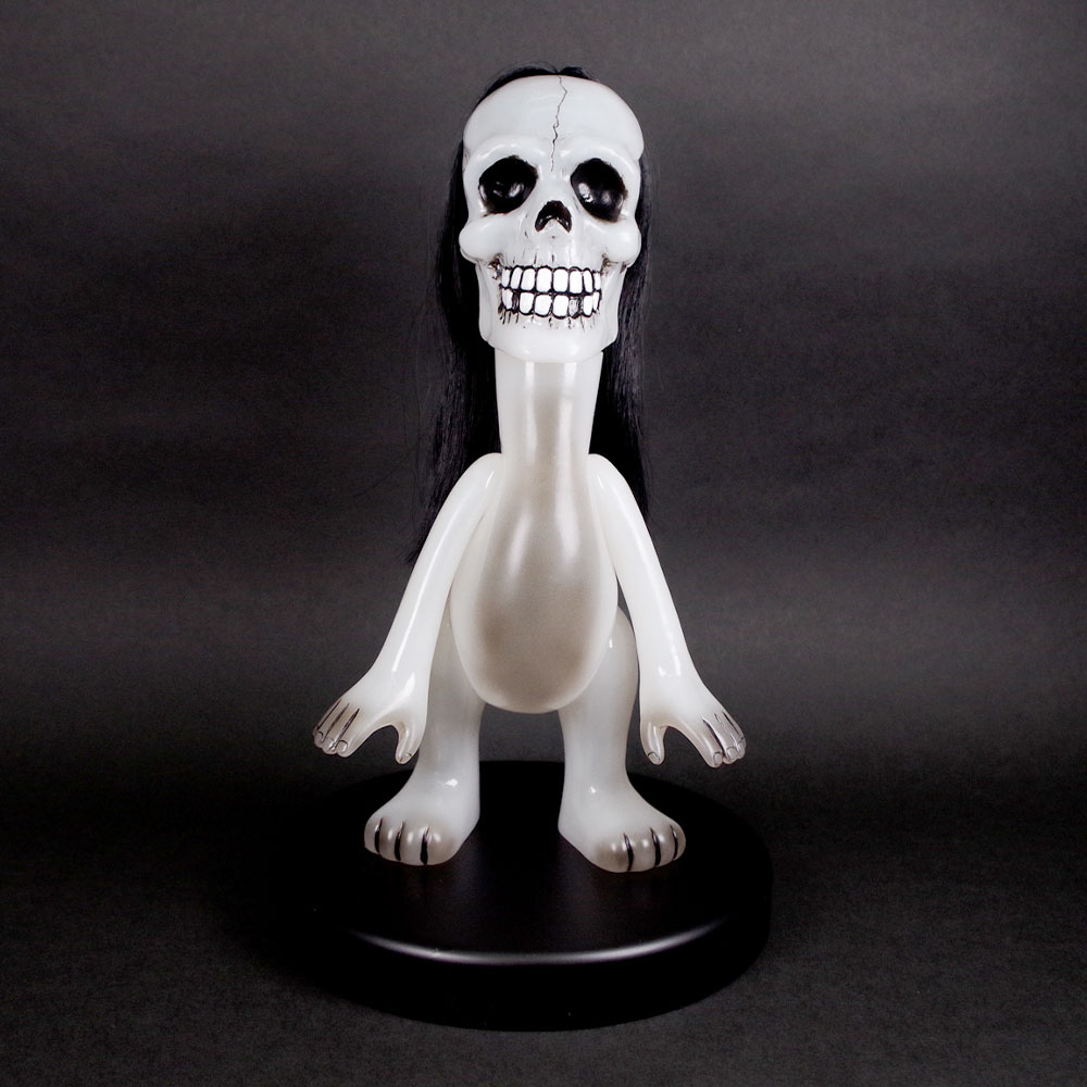 駄玩具堂が贈るオリジナルソフビ「オバケイヌ」が墓場の画廊に