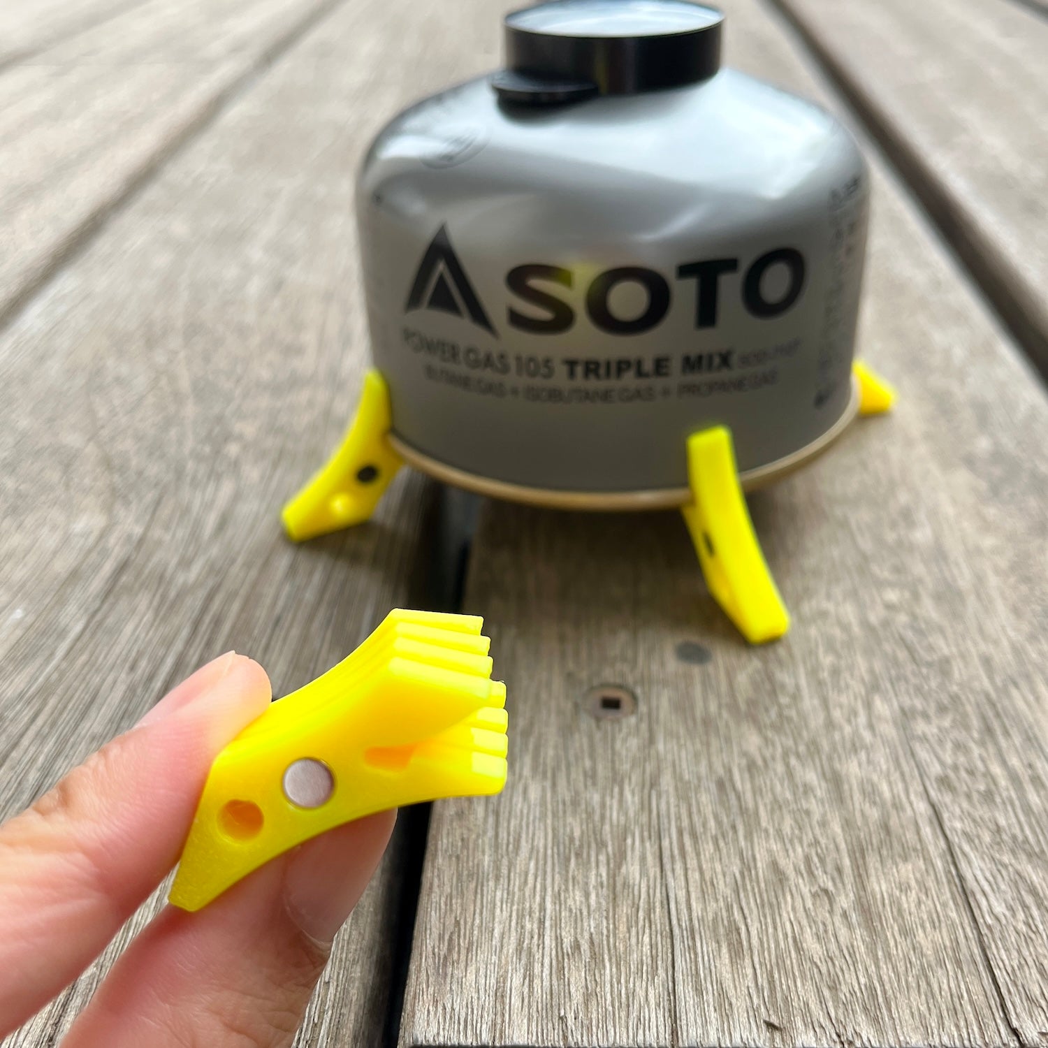 ガス缶用の超小型安定脚 Clip Stabilizer（HATCH限定カラー）