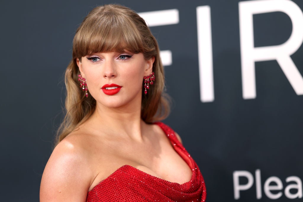 Taylor Swift Gets Back Music Rights, Fans Think New 'Seashore