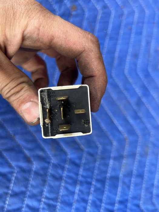 1986-1998 Volvo 240 245 740 940 AW71 Overdrive Relay 3523804 Hella
