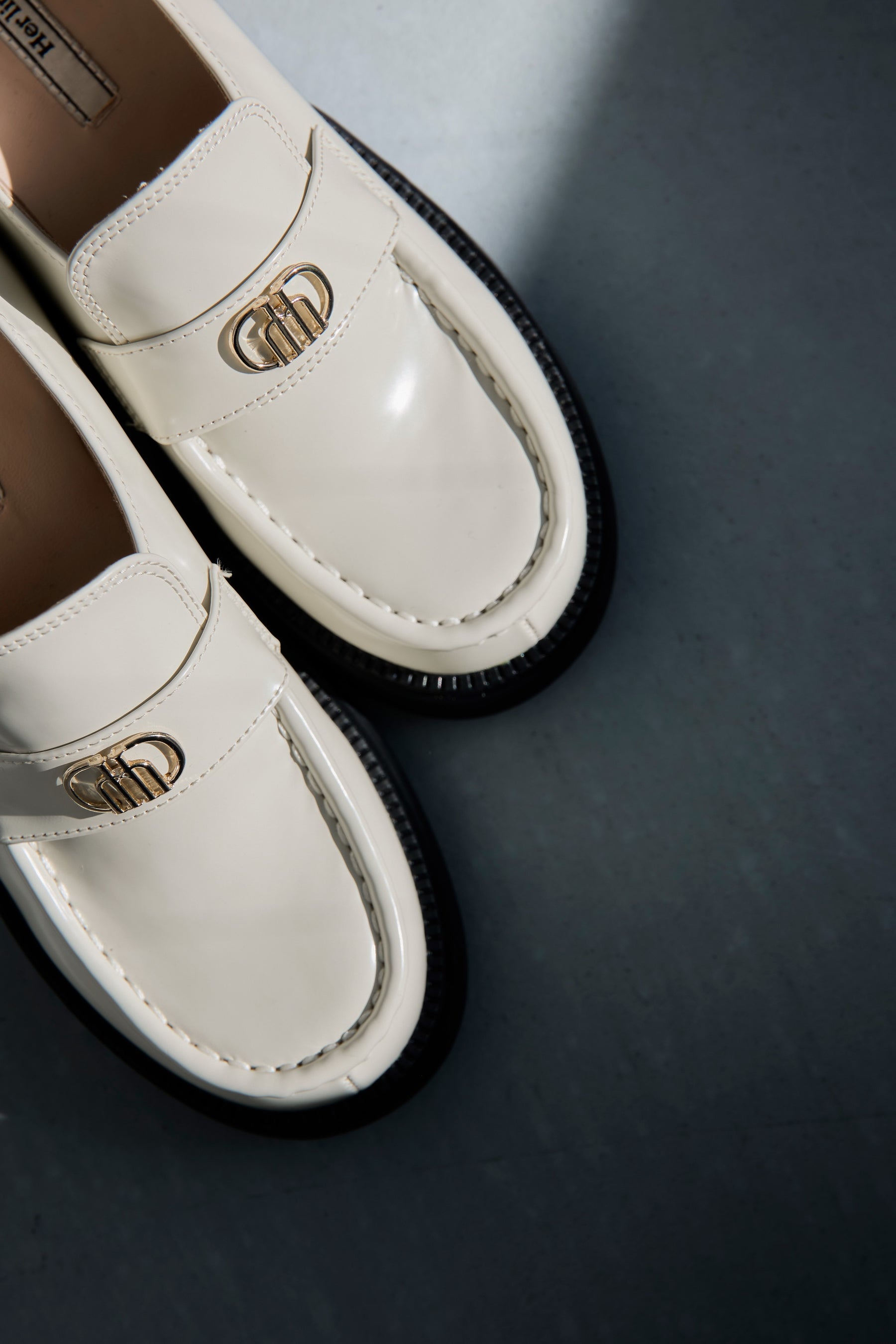 新色】Trois Logo Loafers
