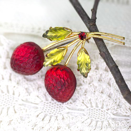 Austria-ストロベリー・フルーツガラス・アンティーク・ブローチ