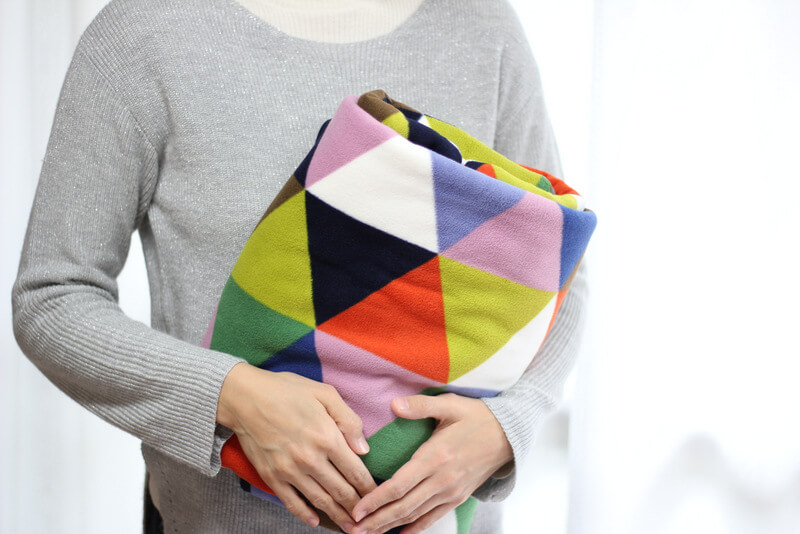 ひざ掛けポンチョ「ユニクロイームズフリースブランケット」が暖かくて