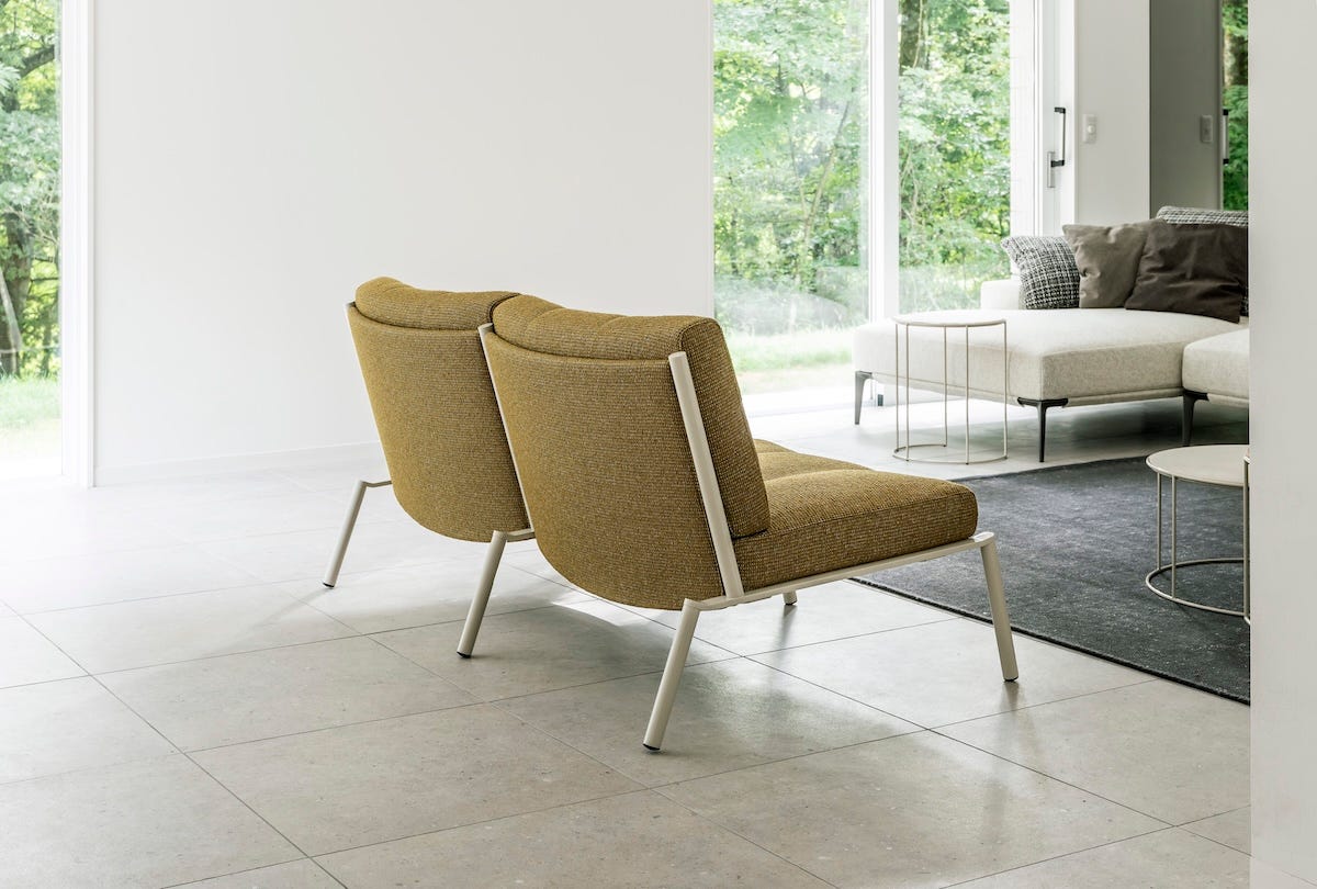 アルフレックス」のラウンジチェア“アイル”に、2人掛けモデルが登場