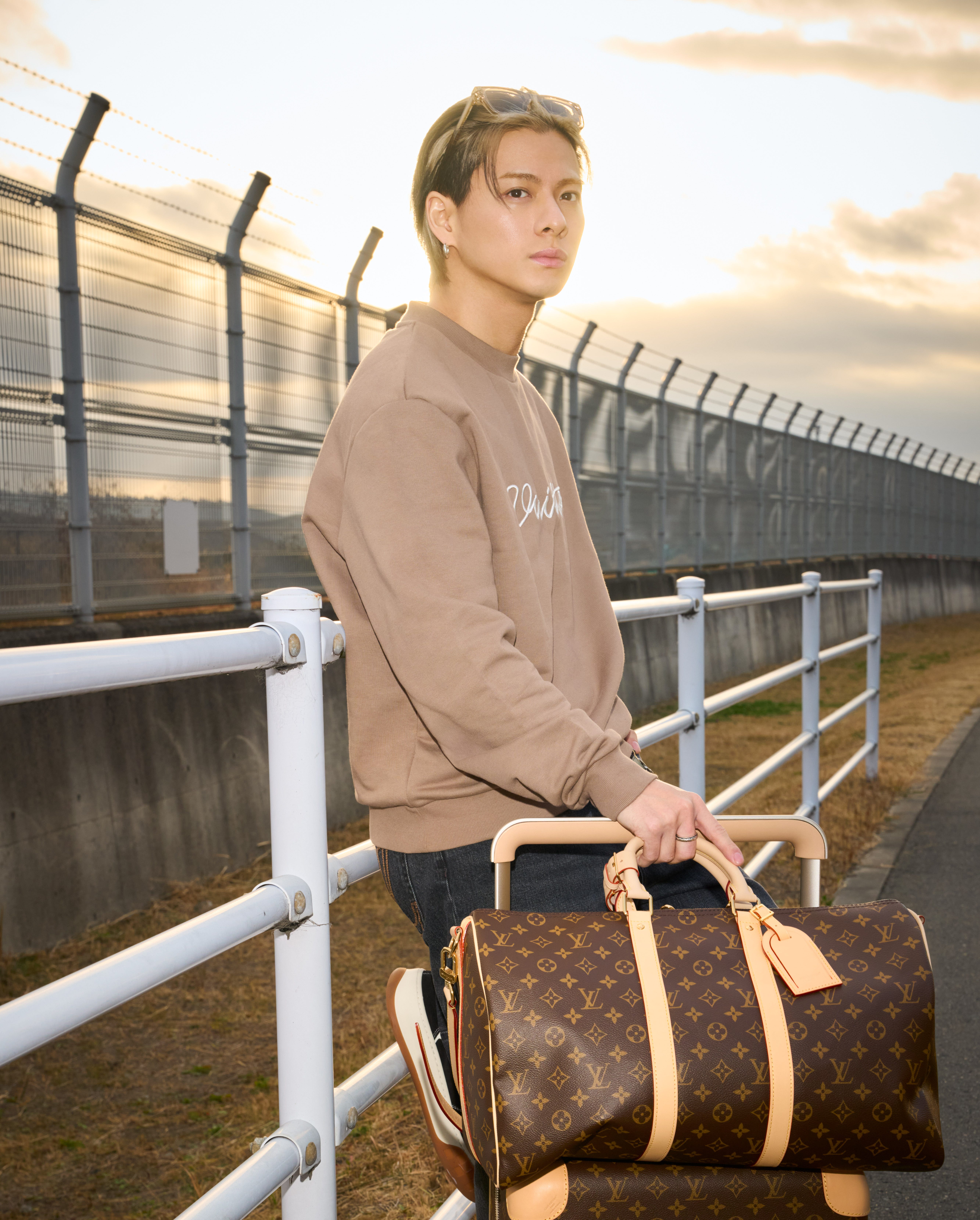 平野紫耀、全身ルイ・ヴィトンを纏い空港に登場 最新エアポートルック