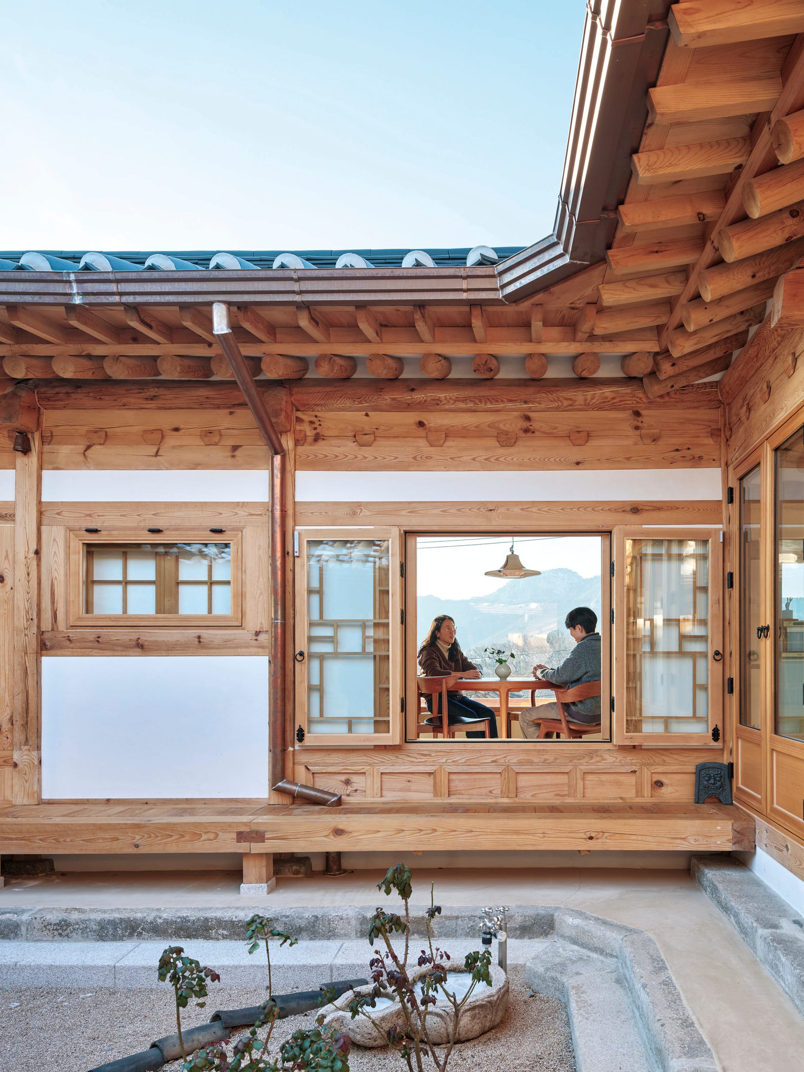 住宅実例】韓国のモダンな伝統建築「韓屋（ハノク）」で季節の移ろいを