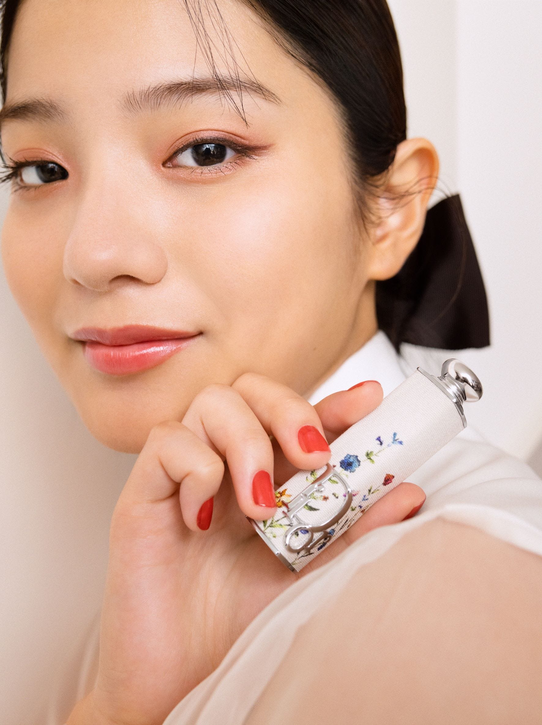 蒔田彩珠が魅せる“ミレフィオリ”コレクション by ディオール ビューティー