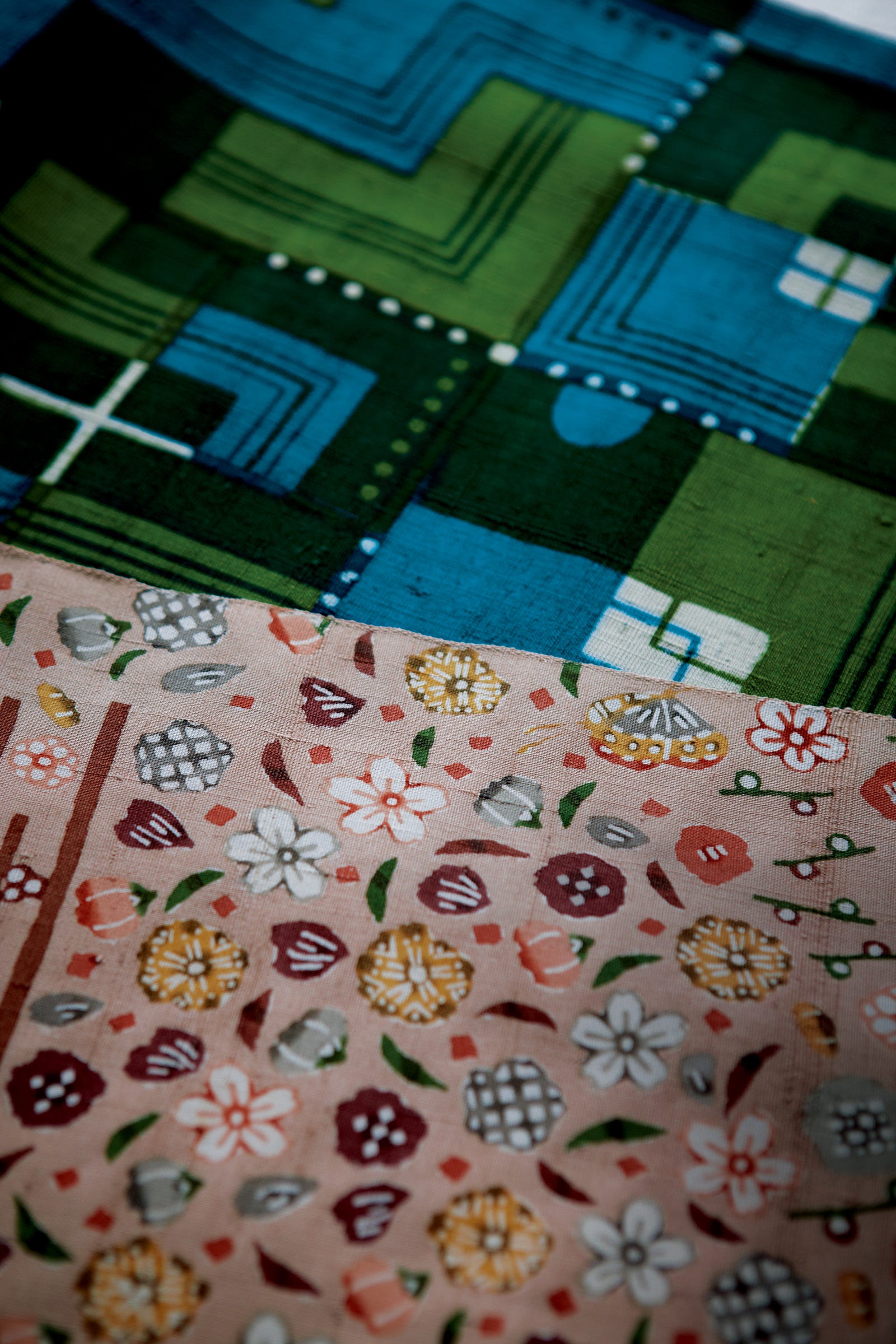 岡本隆志さん・紘子さんの型絵染。自在なる工芸の味わい［真野響子が