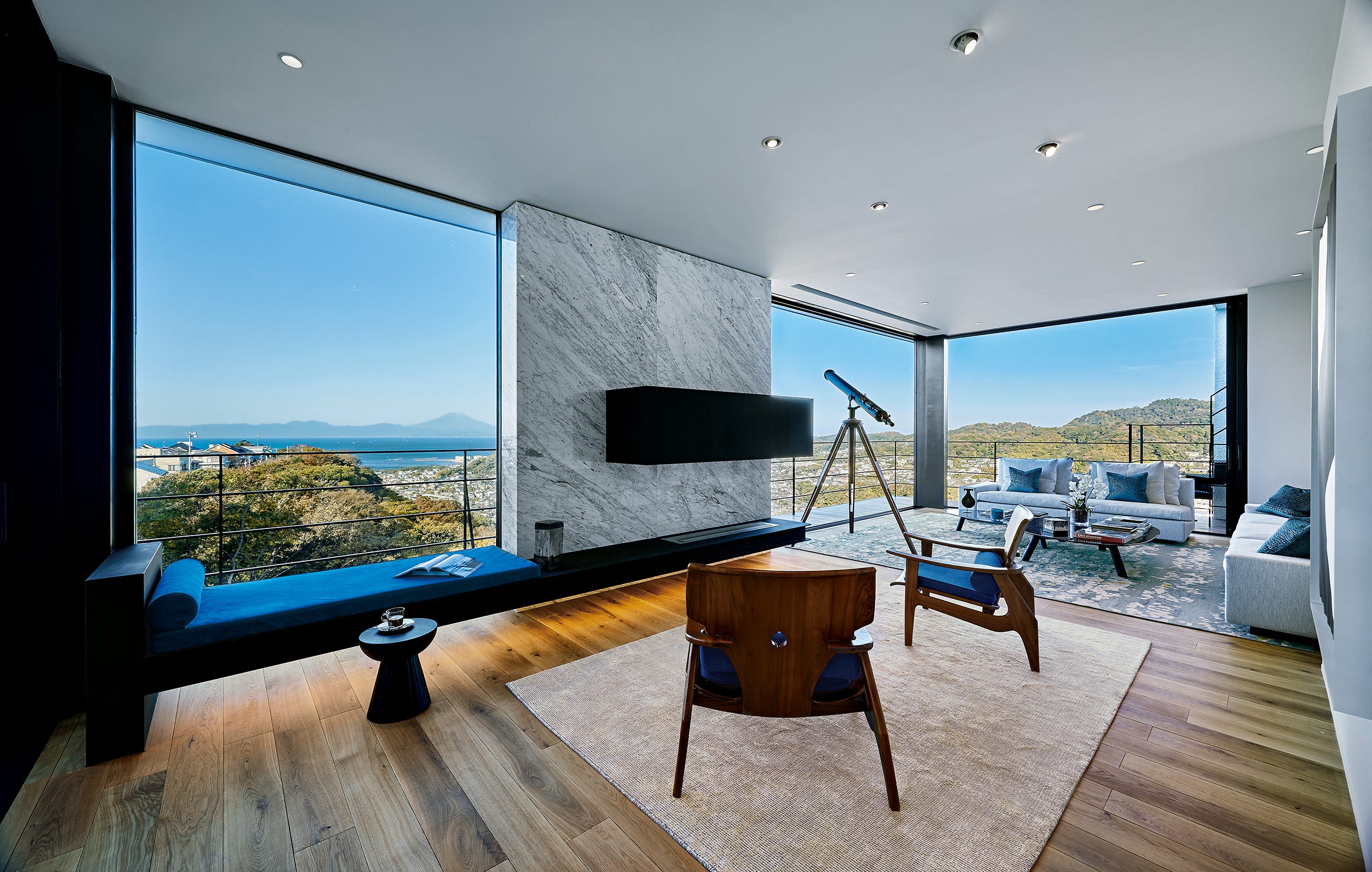 海と富士山を見晴らす高台の豪邸。建築家・高内智紀が手掛けた内外の一