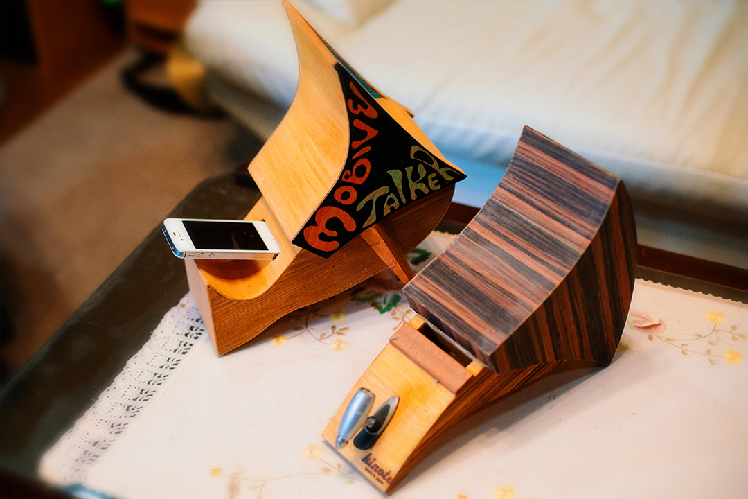 iPhoneを置くだけで深みのある音色に！ウッドホーンスピーカー