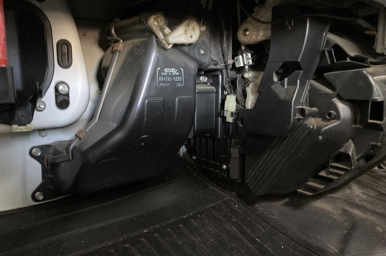 サンバートラック エアコン効かない→エバポレーター交換