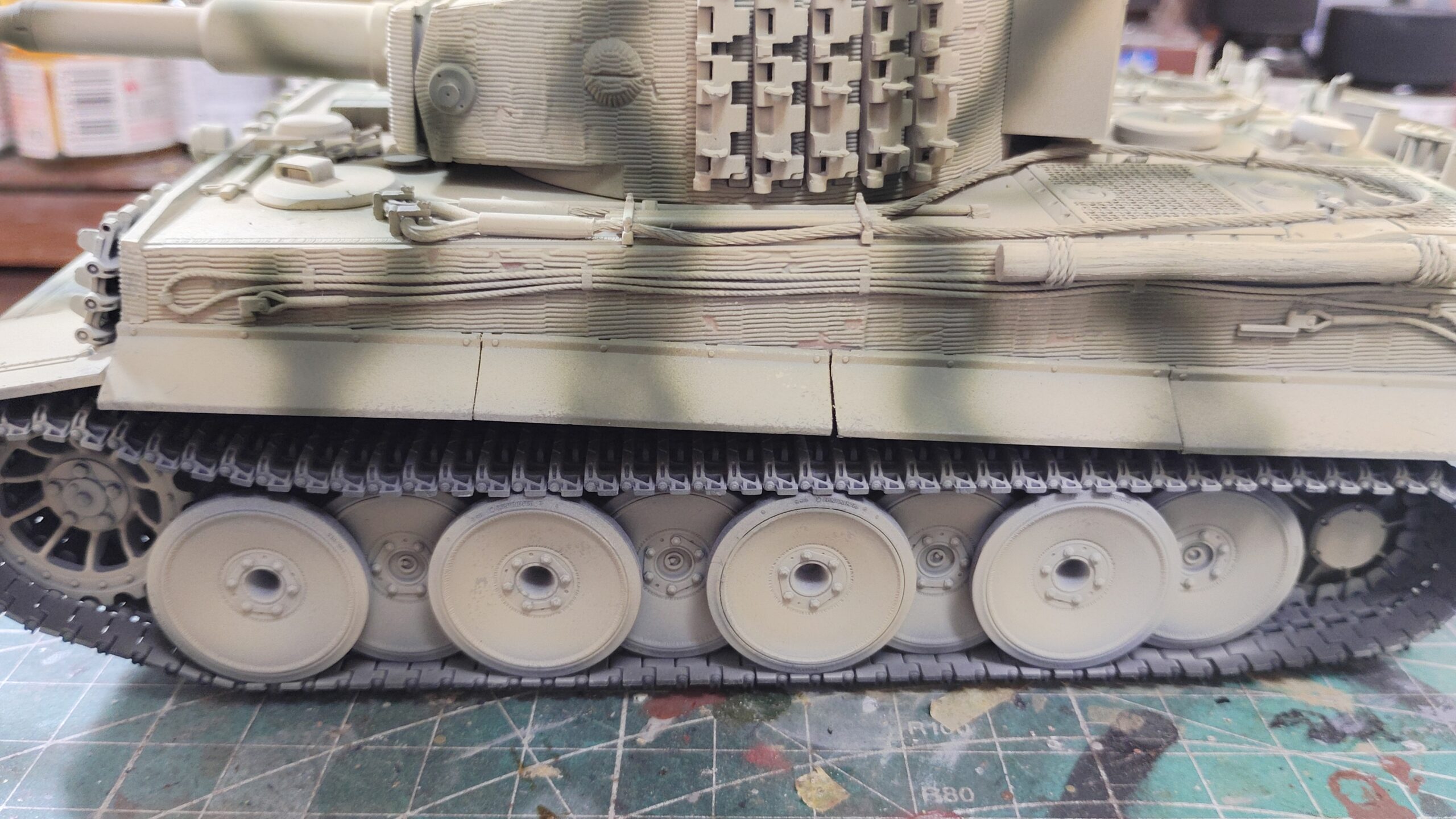 初心者向け】1/35戦車模型の細部塗装と仕上げ塗装の方法（タコム 1/35